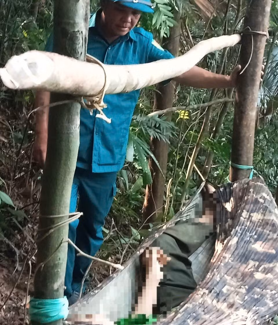 Lực lượng chức năng phát hiện ông M. tử vong trên võng. Lực lượng chức năng phát hiện ông M. tử vong trên võng.