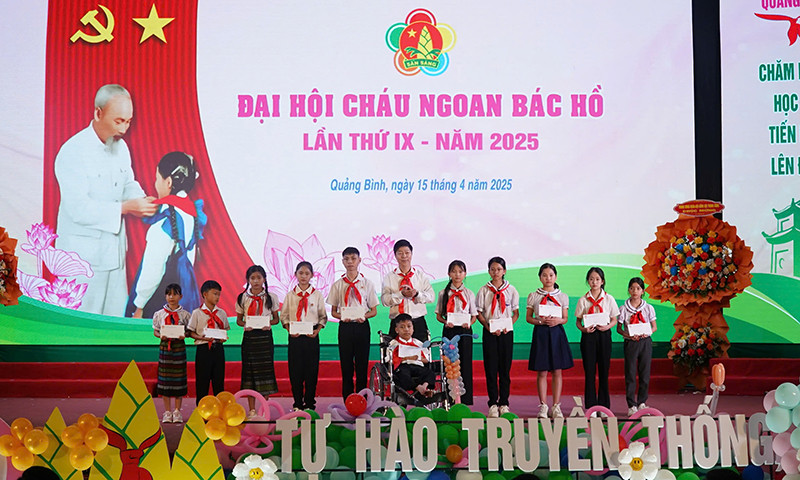 MTTQ Việt Nam tỉnh Quảng Bình tặng học bổng cho các em nghèo học giỏi.