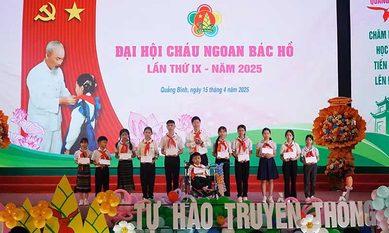 MTTQ Việt Nam tỉnh Quảng Bình tặng học bổng cho các em nghèo học giỏi. MTTQ Việt Nam tỉnh Quảng Bình tặng học bổng cho các em nghèo học giỏi.