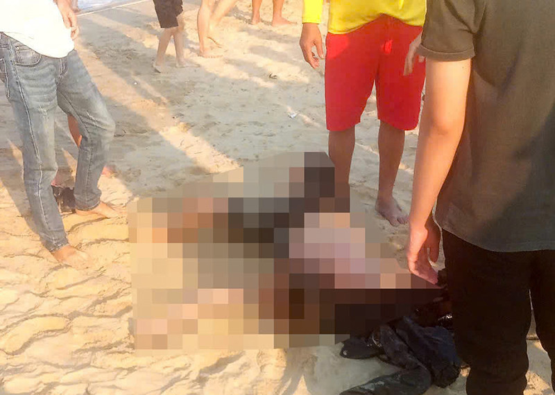 Anh Q. được Tổ cứu hộ đưa đến bờ và kịp thời sơ cứu. Anh Q. được Tổ cứu hộ đưa đến bờ và kịp thời sơ cứu.