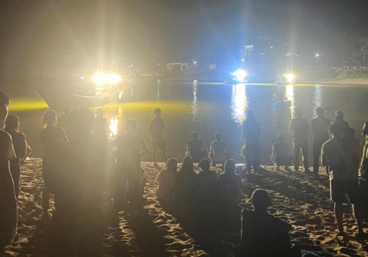 Lực lượng chức năng và gia đình trắng đêm tìm kiếm 2 học sinh mất tích. Lực lượng chức năng và gia đình trắng đêm tìm kiếm 2 học sinh mất tích.