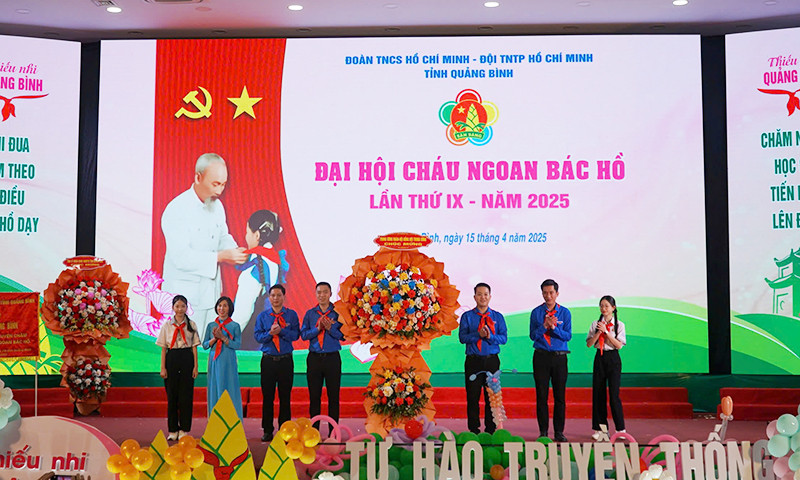 Hội Đồng Đội Trung ương tặng hoa chúc mừng đại hội.