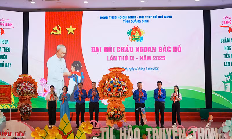 Hội Đồng Đội Trung ương tặng hoa chúc mừng đại hội. Hội Đồng Đội Trung ương tặng hoa chúc mừng đại hội.
