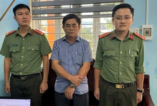 Ông Nguyễn Viết Sơn, Bí thư Đảng uỷ, Giám đốc Ban BQL CCTCC huyện Lệ Thuỷ bị khởi tố bắt giam.