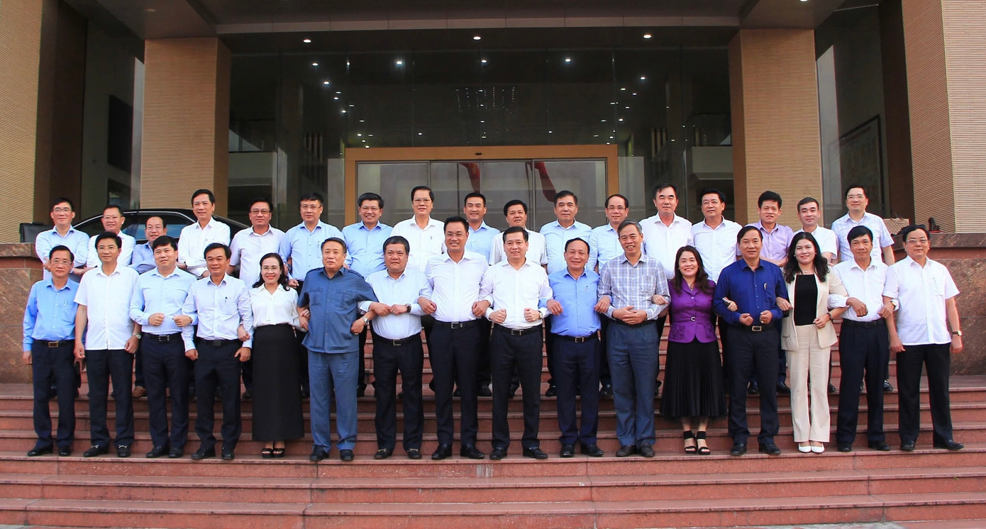 Lãnh đạo 2 tỉnh Quảng Bình và Quảng Trị khoác tay thể hiện đoàn kết sau cuộc họp bàn về sáp nhập 2 tỉnh.