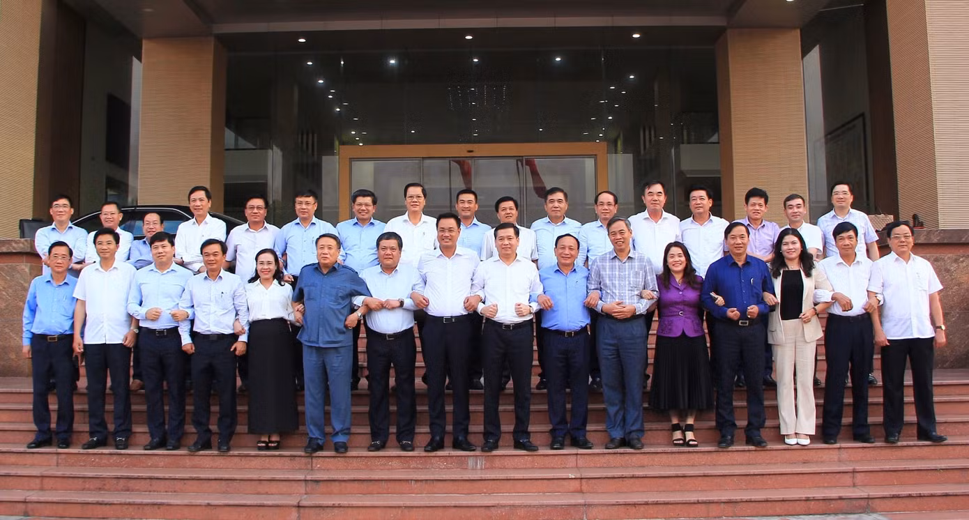 Lãnh đạo 2 tỉnh Quảng Bình và Quảng Trị khoác tay thể hiện đoàn kết sau cuộc họp bàn về sáp nhập 2 tỉnh. Lãnh đạo 2 tỉnh Quảng Bình và Quảng Trị khoác tay thể hiện đoàn kết sau cuộc họp bàn về sáp nhập 2 tỉnh.