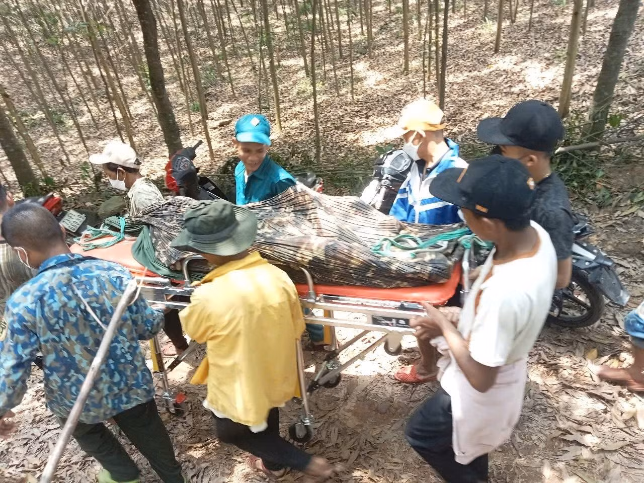 Thi thể nạn nhân được lực lượng chức năng đưa về bàn giao cho gia đình mai táng. Thi thể nạn nhân được lực lượng chức năng đưa về bàn giao cho gia đình mai táng.