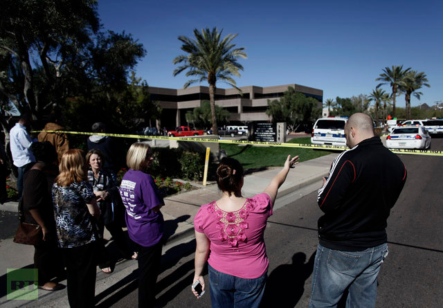 Người dân tụ tập bên ngoài tòa nhà bị xả súng