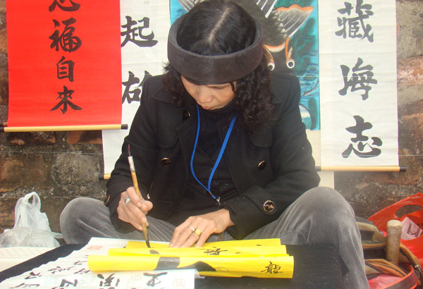 ... bà đồ cũng đang thể hiện tài năng.