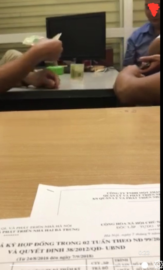 Công an vào cuộc vụ 4 cán bộ ở Hà Nội đánh bạc tại nơi làm việc ảnh 1