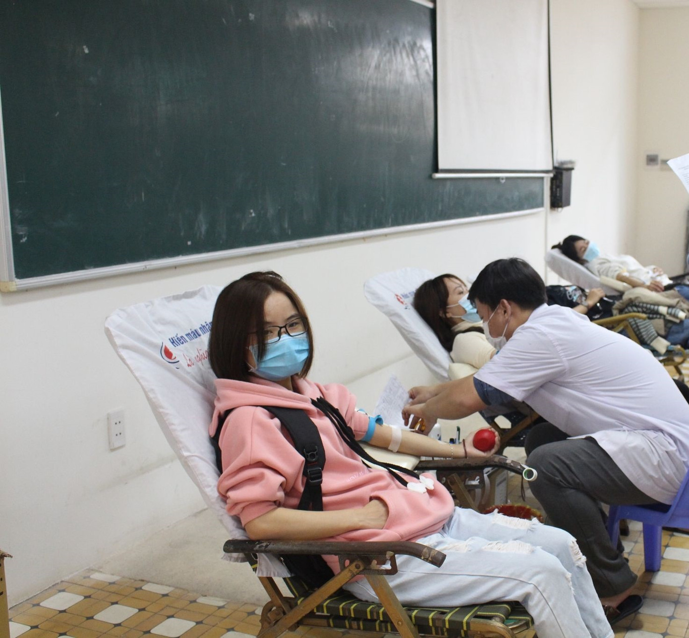 Giọt máu ấm giữa ngày đông lạnh ảnh 59