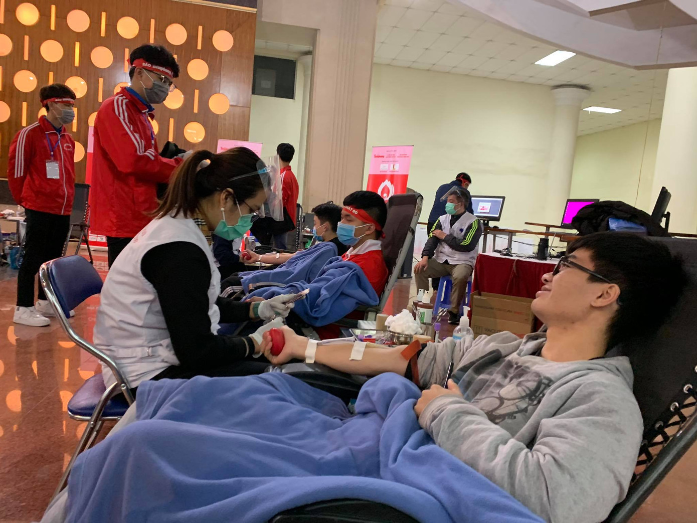 Giọt máu ấm giữa ngày đông lạnh ảnh 61