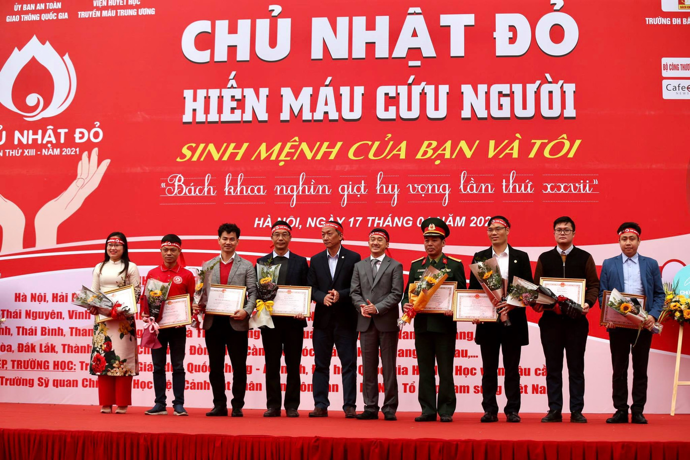 Giọt máu ấm giữa ngày đông lạnh ảnh 27