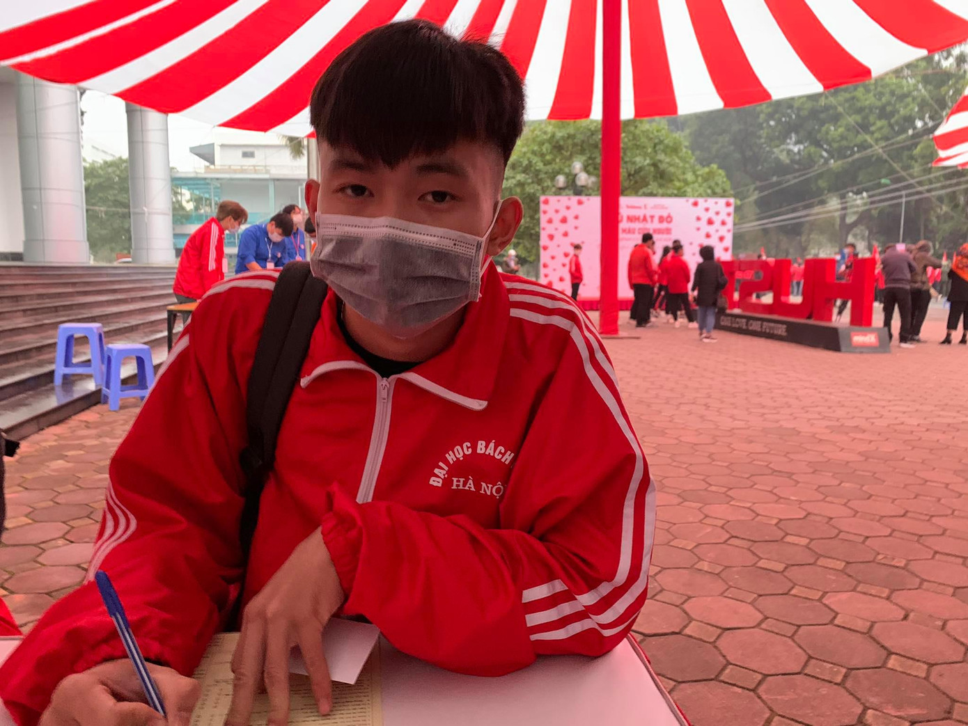 Giọt máu ấm giữa ngày đông lạnh ảnh 93