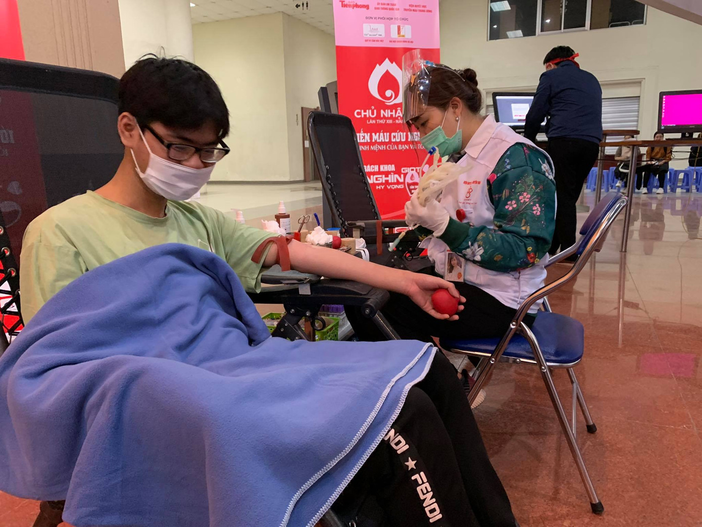 Giọt máu ấm giữa ngày đông lạnh ảnh 63