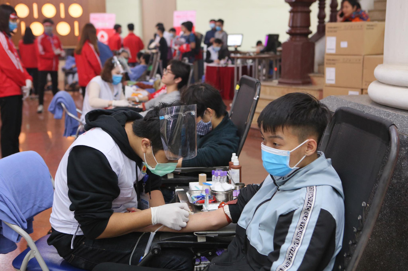 Giọt máu ấm giữa ngày đông lạnh ảnh 55