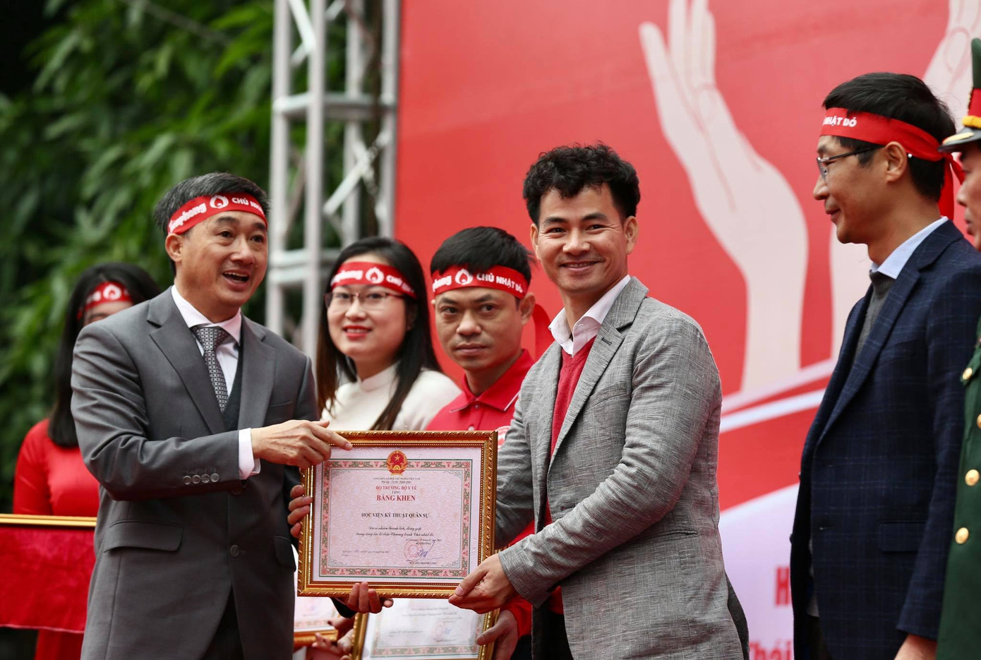 Giọt máu ấm giữa ngày đông lạnh ảnh 26