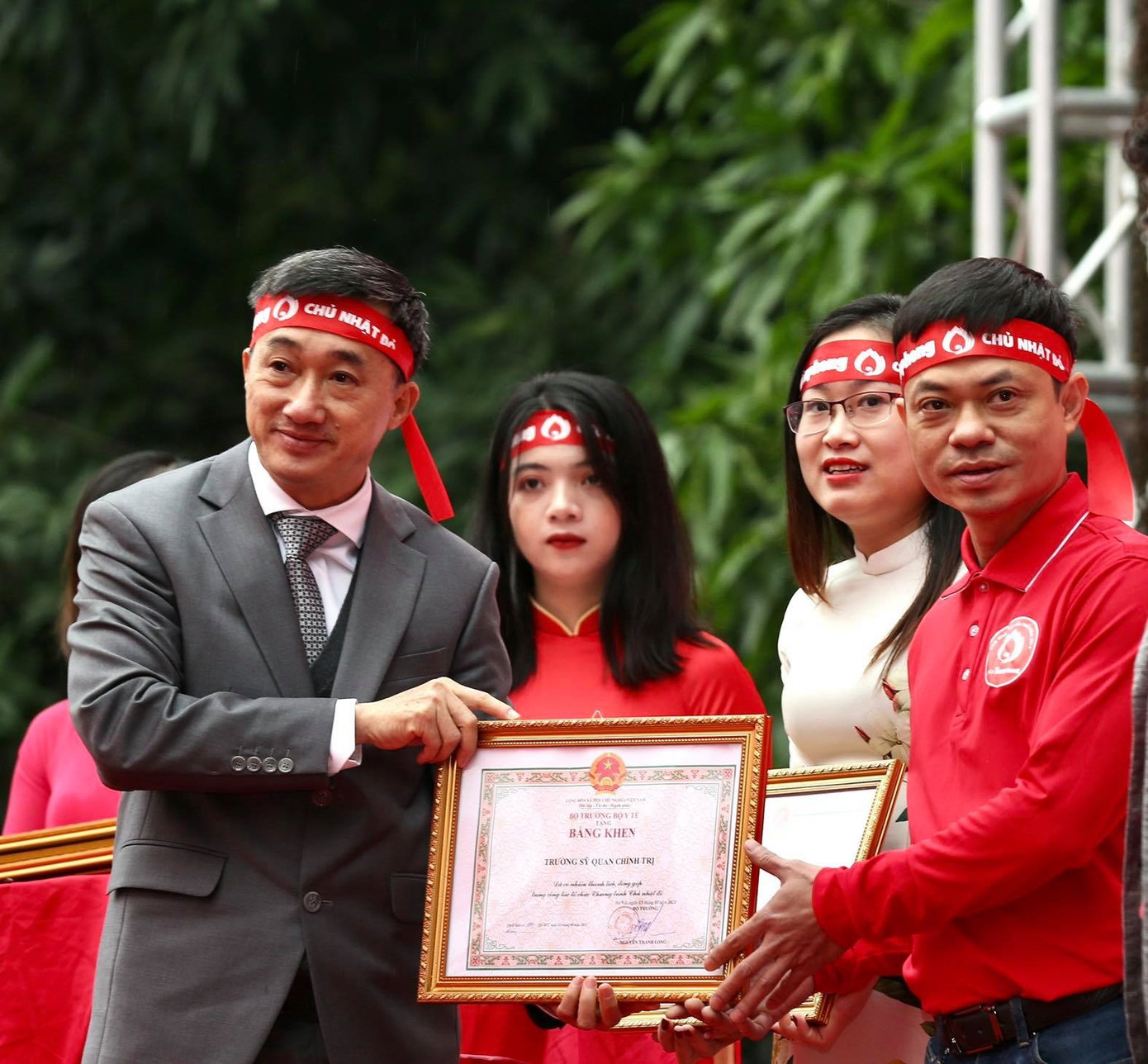 Giọt máu ấm giữa ngày đông lạnh ảnh 25