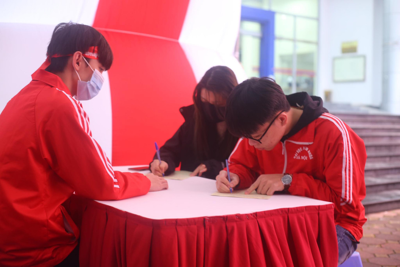 Giọt máu ấm giữa ngày đông lạnh ảnh 39