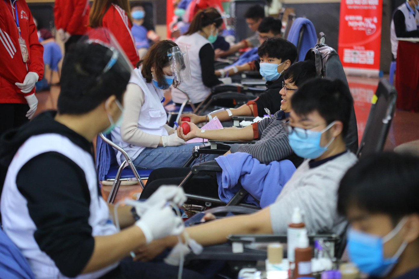 Giọt máu ấm giữa ngày đông lạnh ảnh 42