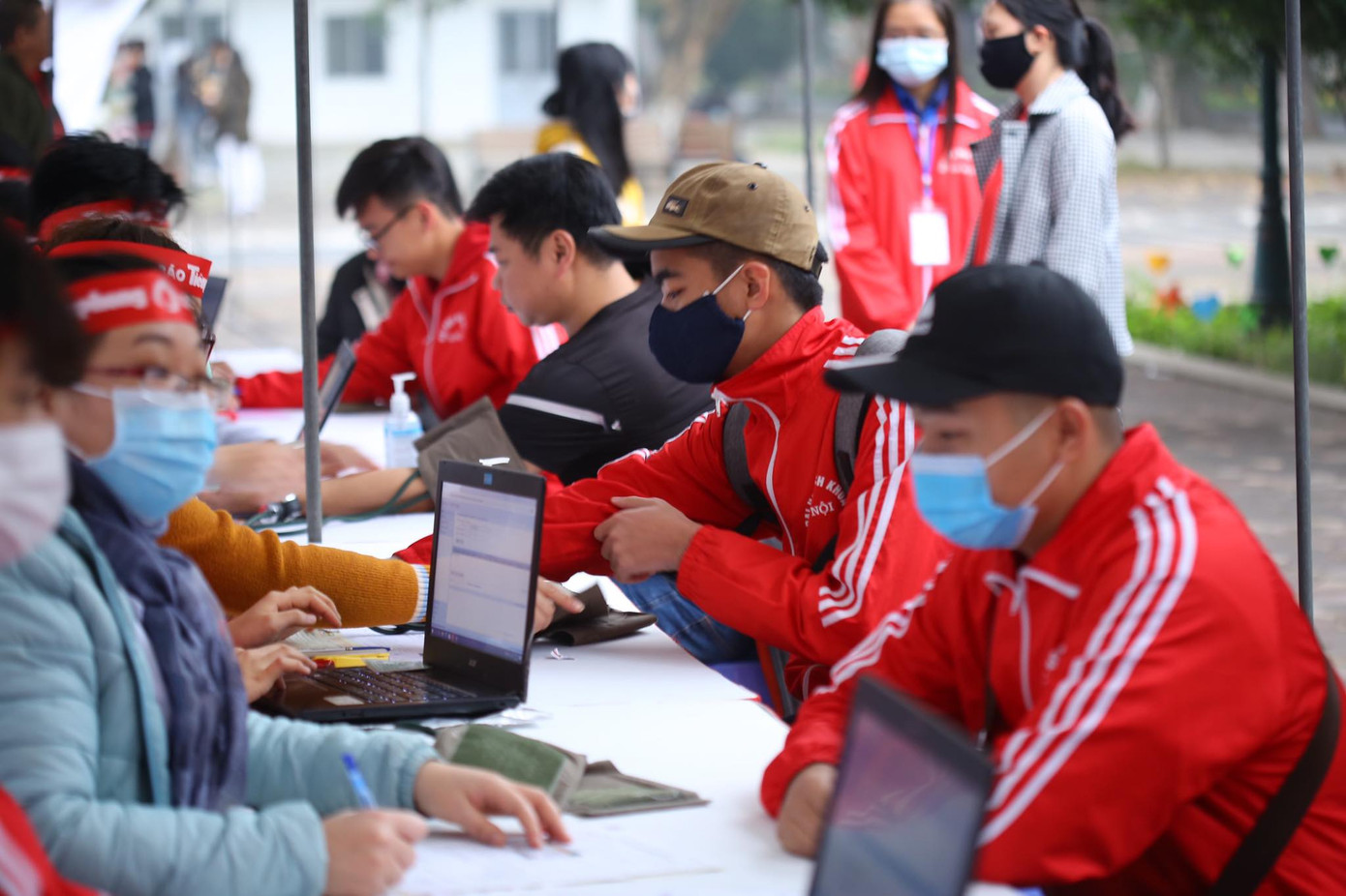 Giọt máu ấm giữa ngày đông lạnh ảnh 38