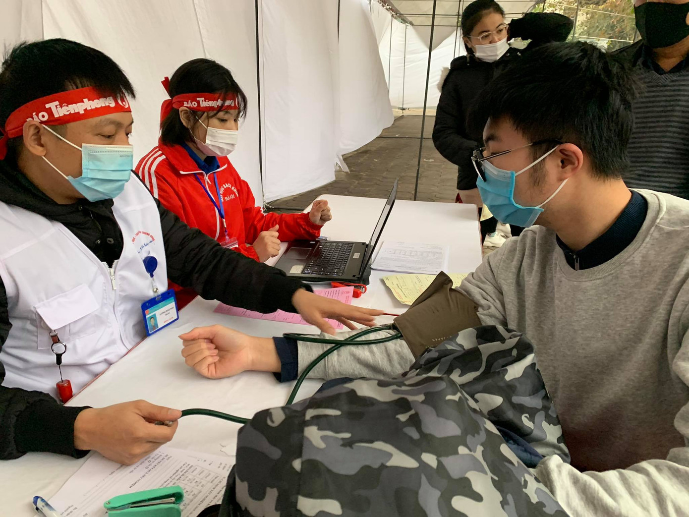 Giọt máu ấm giữa ngày đông lạnh ảnh 88