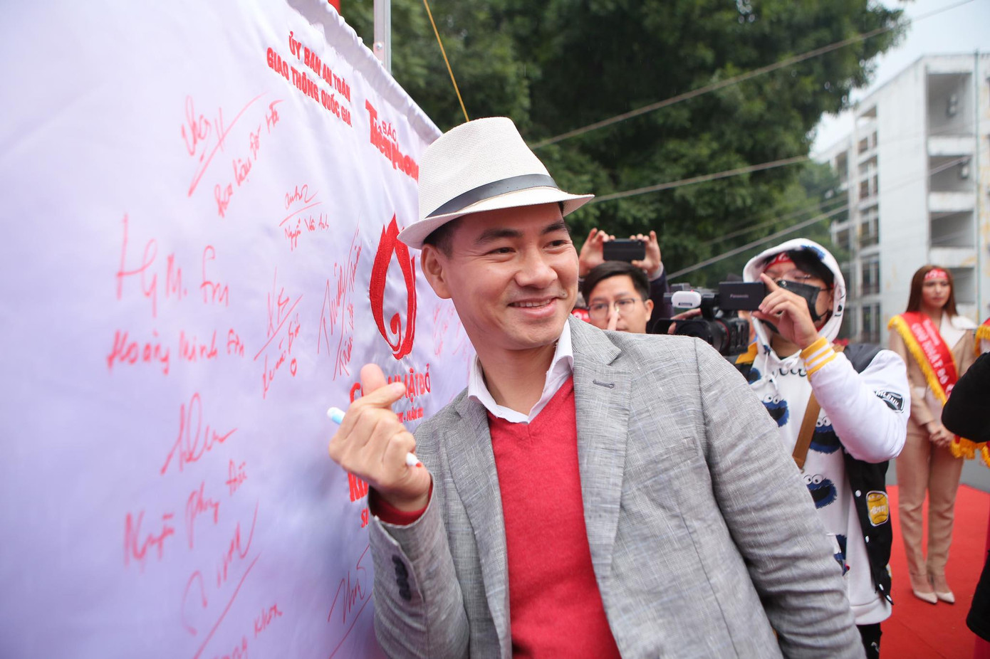 Giọt máu ấm giữa ngày đông lạnh ảnh 16