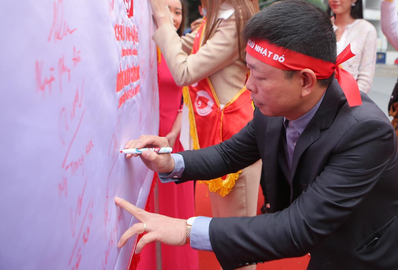 Giọt máu ấm giữa ngày đông lạnh ảnh 12