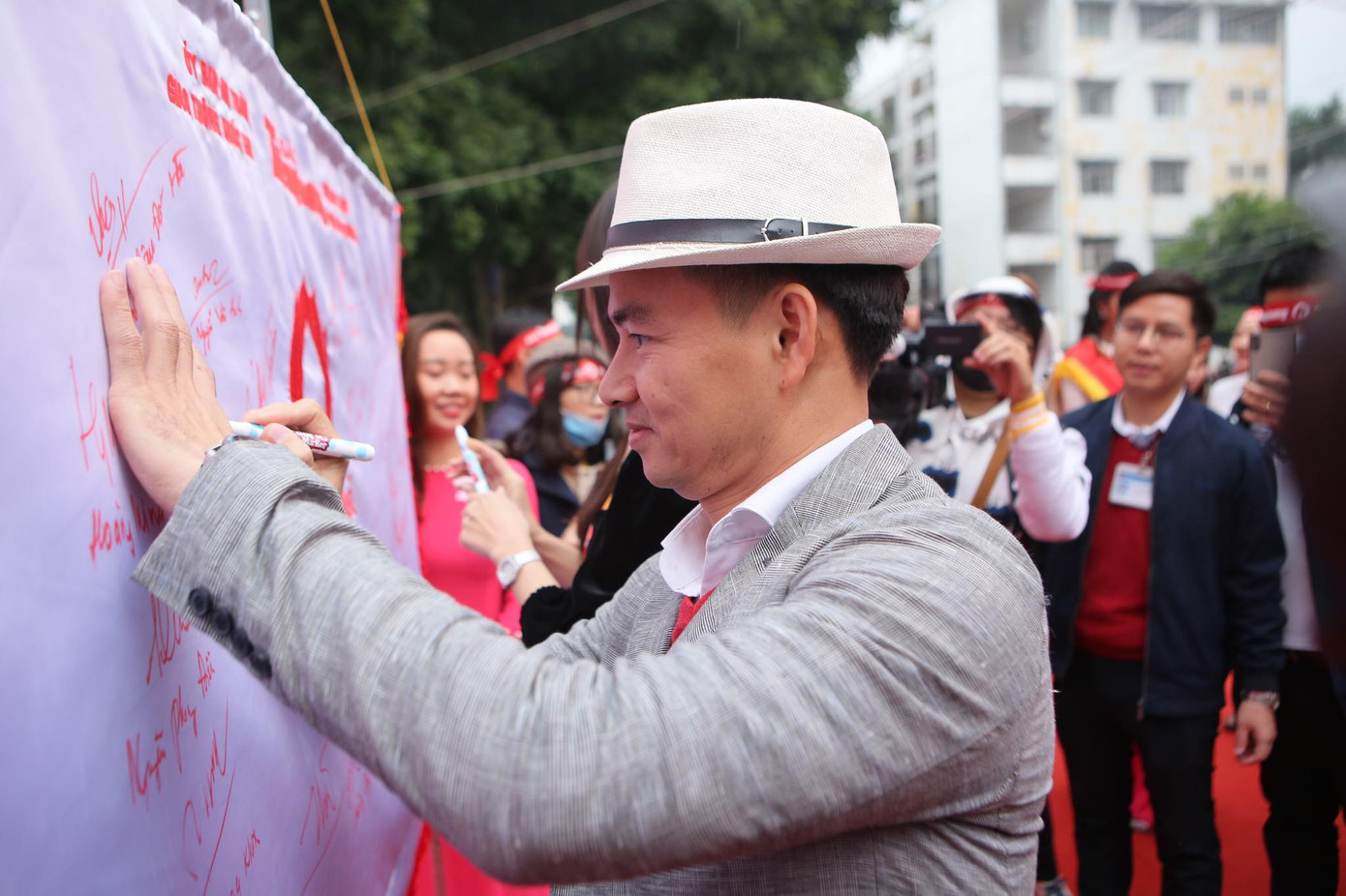 Giọt máu ấm giữa ngày đông lạnh ảnh 15