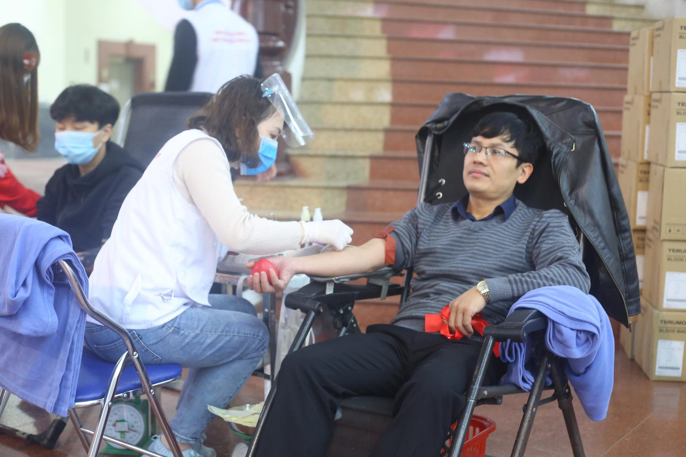 Giọt máu ấm giữa ngày đông lạnh ảnh 43