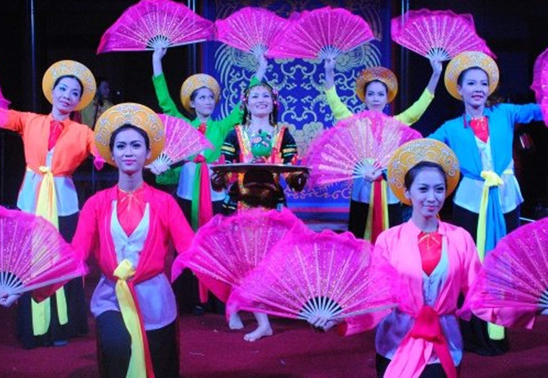 Múa “Hầu đồng” ở Nhà hát Nón Lá. Múa “Hầu đồng” ở Nhà hát Nón Lá