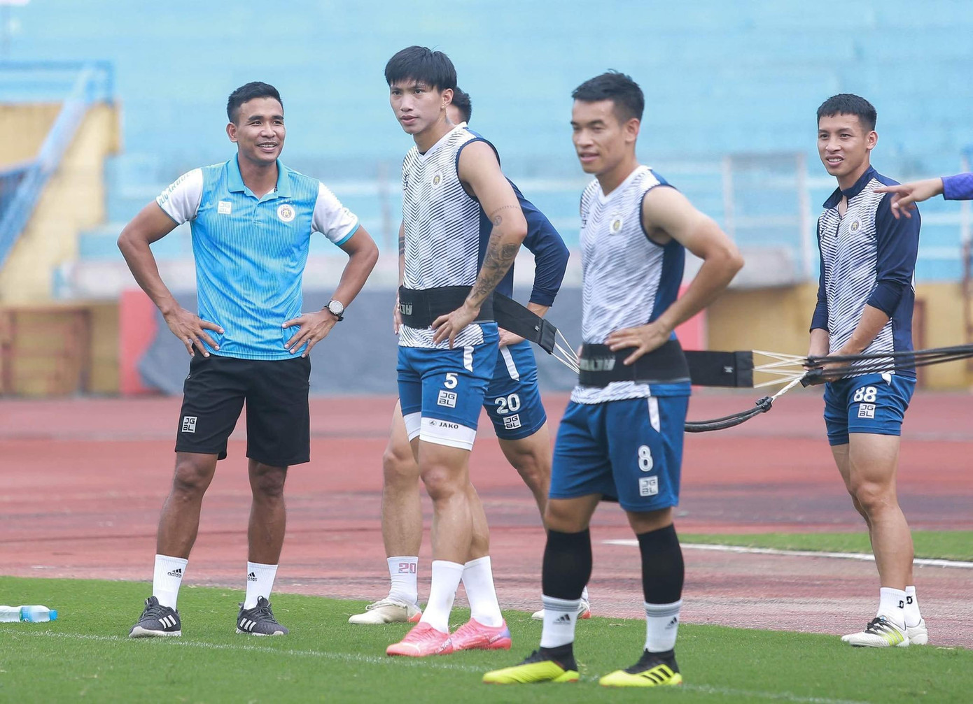 Các cầu thủ của CLB Hà Nội trong buổi tập chiều 23/6