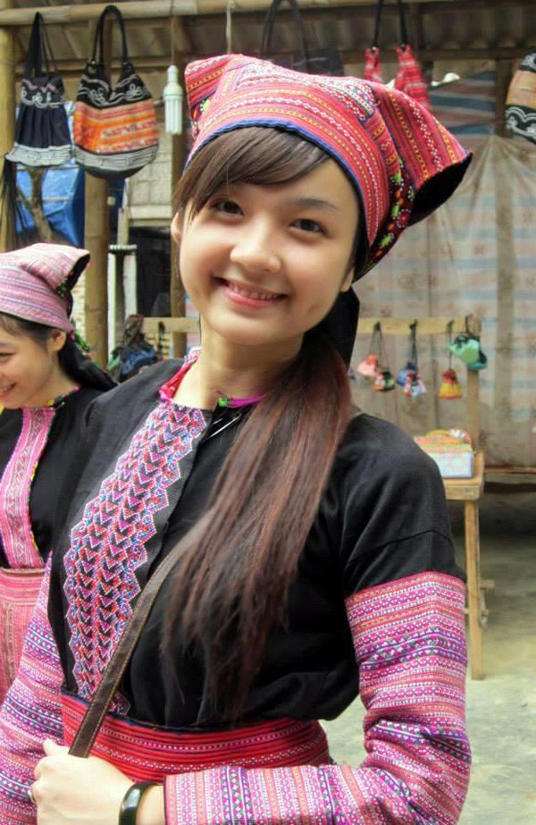 Cô gái đó chính là Trương Thị Ngọc Ánh (19/9/1993), hiện là sinh viên năm 3 ĐH Mỹ thuật công nghiệp, Hà Nội. Những tấm ảnh của Ánh trong trang phục H'Mông gây sốt những ngày qua được chụp trong một đợt trường tổ chức đi thực tế ở Mai Châu, Hòa Bình