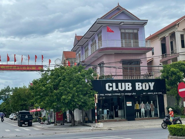 Sau hơn 4 năm bỏ ra 7 tỉ đồng để mua đất và nhà, đến nay ông Hoa, bà Lựu mới chính thức được bàn giao tài sản Sau hơn 4 năm bỏ ra 7 tỉ đồng để mua đất và nhà, đến nay ông Hoa, bà Lựu mới chính thức được bàn giao tài sản