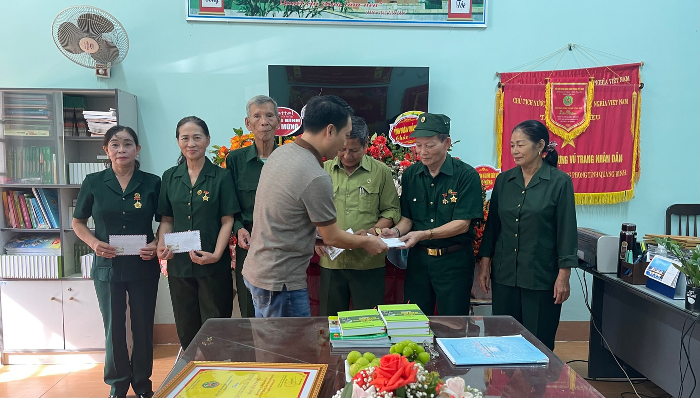 Đại diện báo Tiền Phong tặng quà các cựu TNXP.