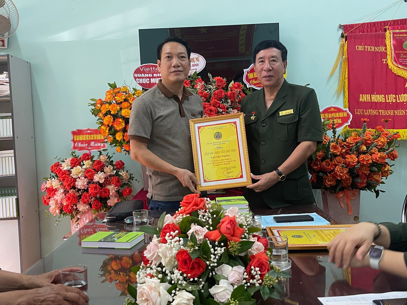 Chủ tịch Hội Cựu TNXP tỉnh Quảng Bình trao "Bằng vinh danh tấm lòng vàng" tặng báo Tiền Phong.