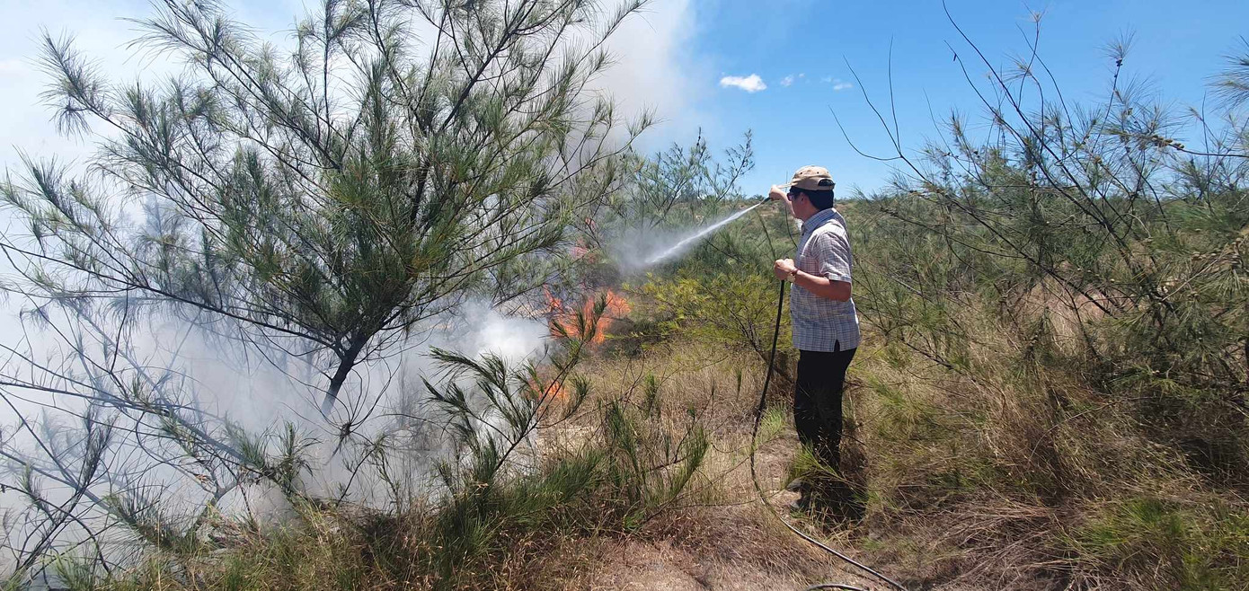 Người dân dùng nước dập tắt triệt để khu vực xuất phát ngọn lửa Người dân dùng nước dập tắt triệt để khu vực xuất phát ngọn lửa