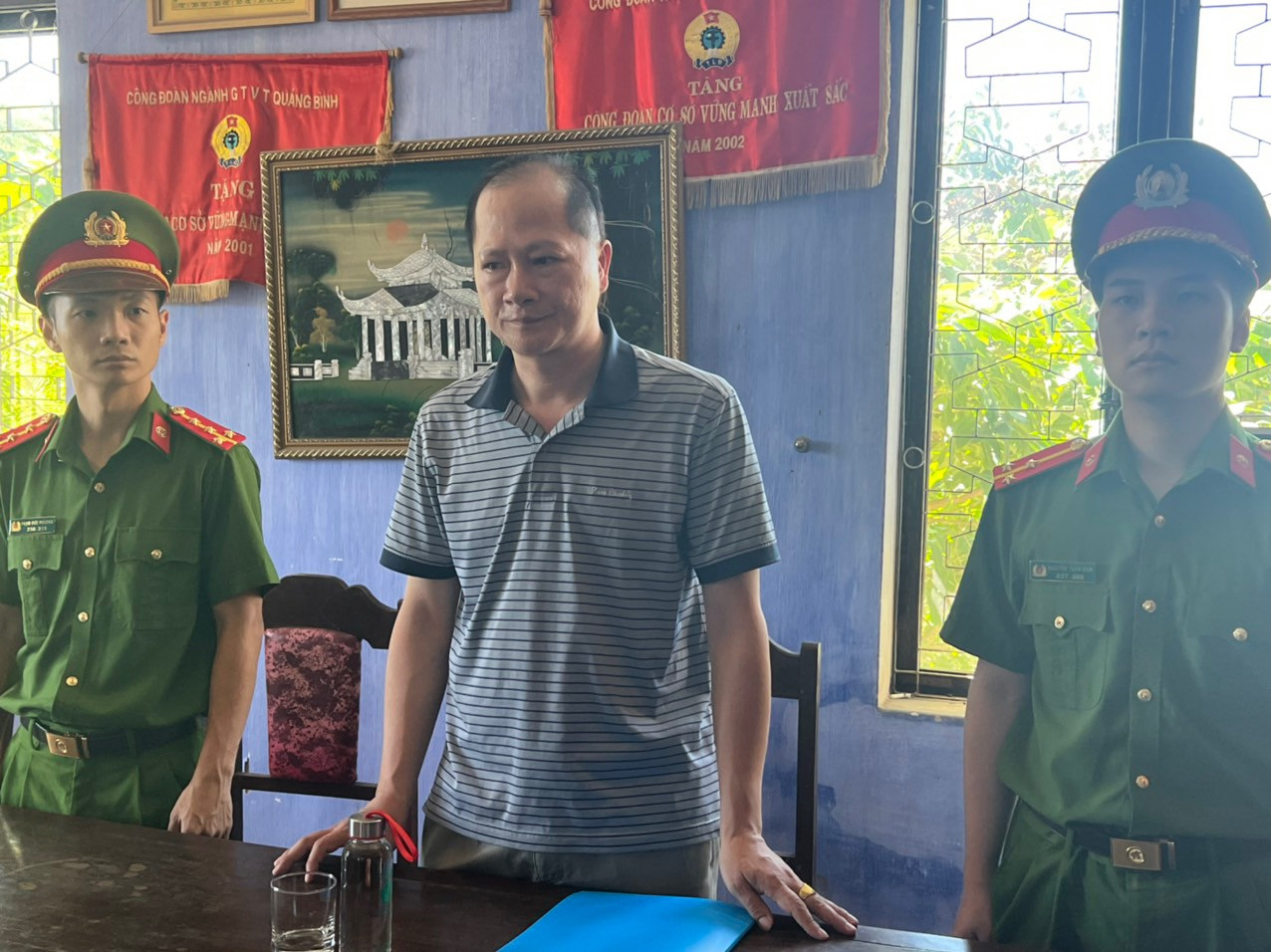 Cơ quan chức năng tống đạt các quyết định khởi tố đối với Nguyễn Thanh Long