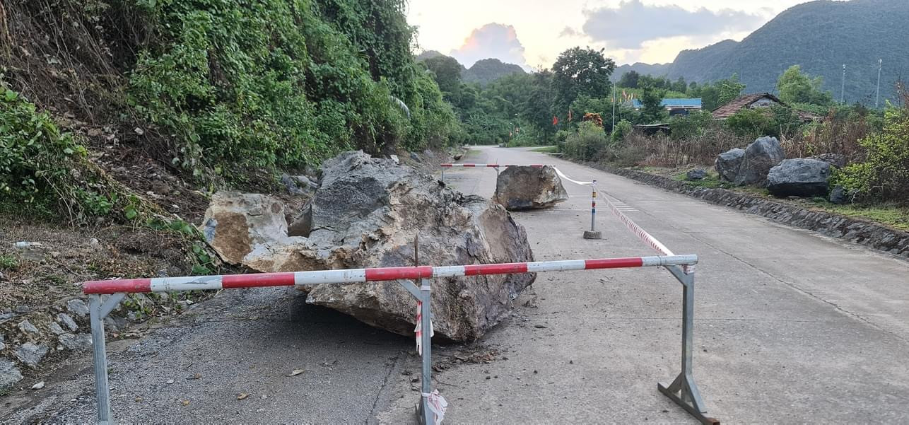 Nhiều tảng đá lớn nằm phía ta luy âm là bằng chứng của nhiều đợt đá rơi trước đó, cách đó không xa là nhà dân