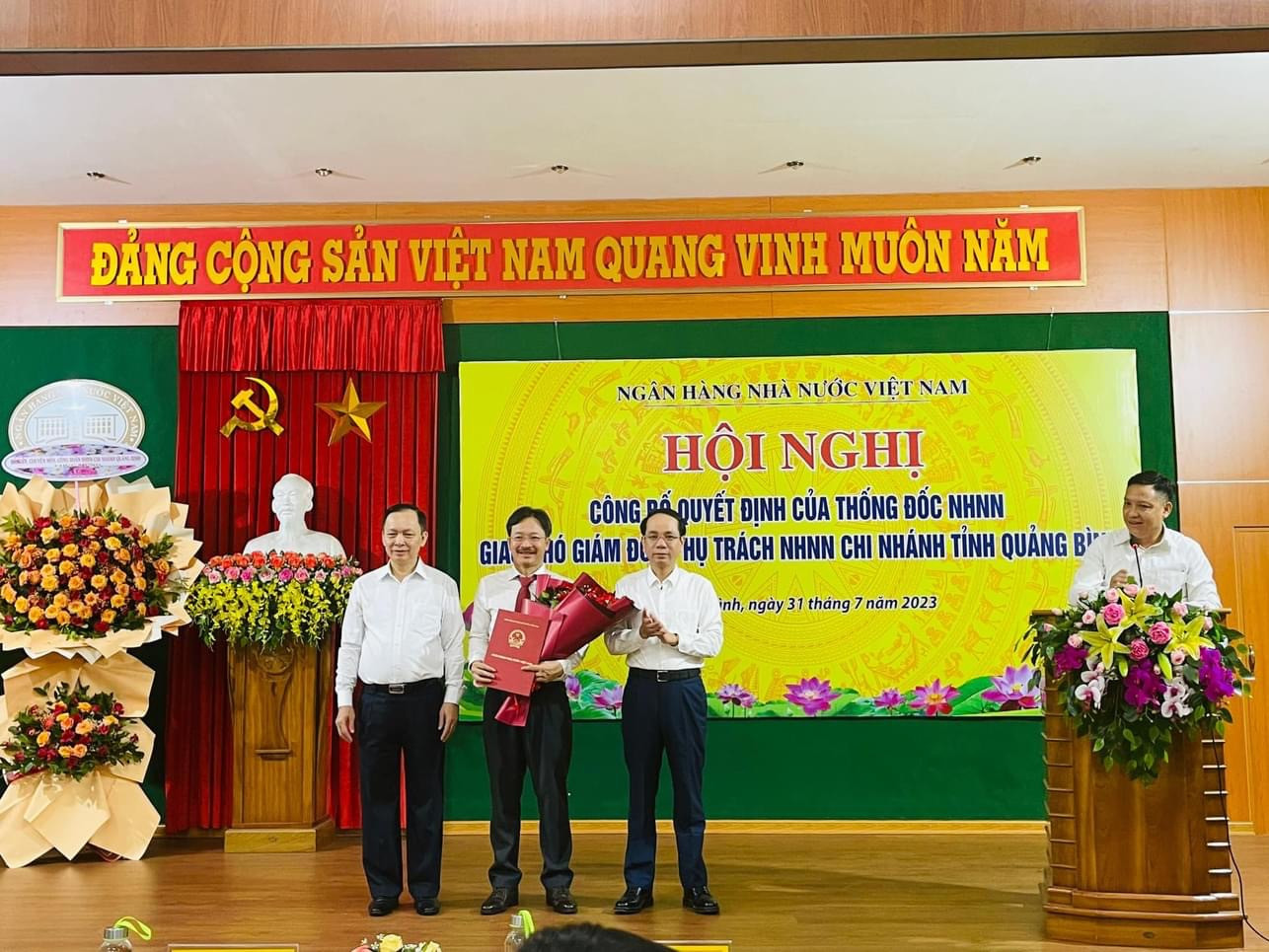 Lãnh đạo NHNN Việt Nam và lãnh đạo tỉnh Quảng Bình chúc mừng ông Lương Hải Lưu.