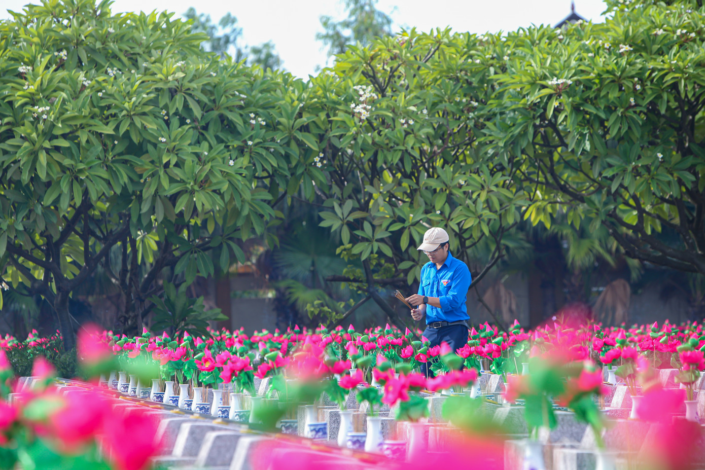 Dâng hương lên các phần mộ liệt sĩ