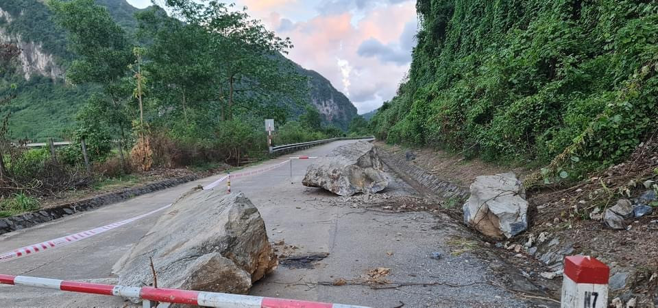 Nhiều tảng đá lớn rơi xuống đường mặc dù trời mưa nhỏ