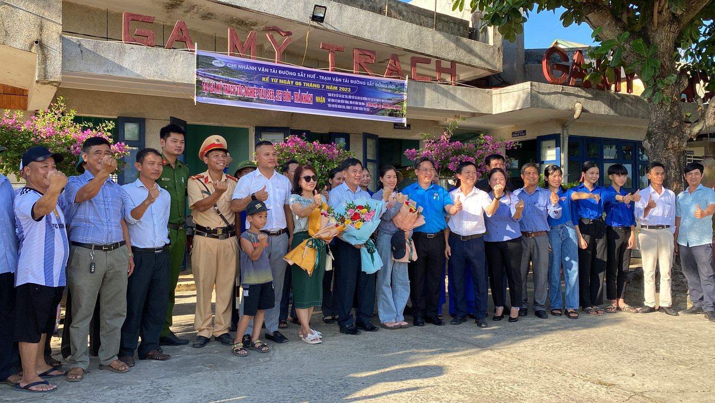 Ga Mỹ Trạch đón những hành khách đầu tiên của tàu Thống Nhất trong ngày 6/7/2023 Ga Mỹ Trạch đón những hành khách đầu tiên của tàu Thống Nhất trong ngày 6/7/2023