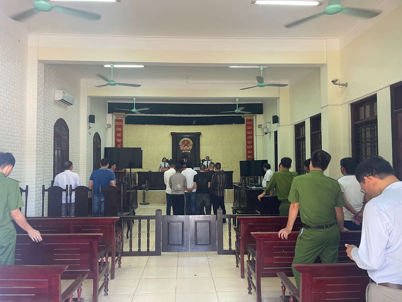 HĐXX tuyên trả hồ sơ để điều tra lại. HĐXX tuyên trả hồ sơ để điều tra lại.