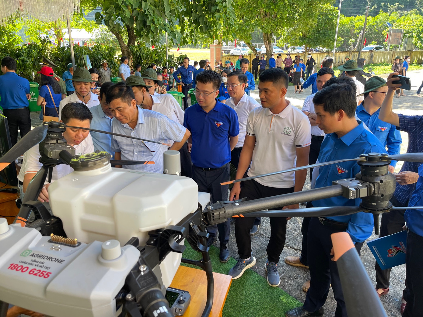 Các đại biểu tham quan gian hàng giới thiệu sản phẩm công nghệ phục vụ nông nghiệp Các đại biểu tham quan gian hàng giới thiệu sản phẩm công nghệ phục vụ nông nghiệp