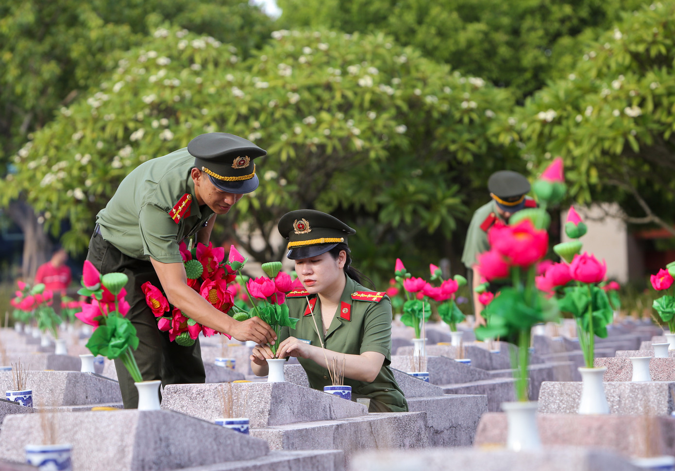 Tuổi trẻ Công an tỉnh Quảng Bình dâng hoa tại nghĩa trang Liệt sĩ Ba Dốc