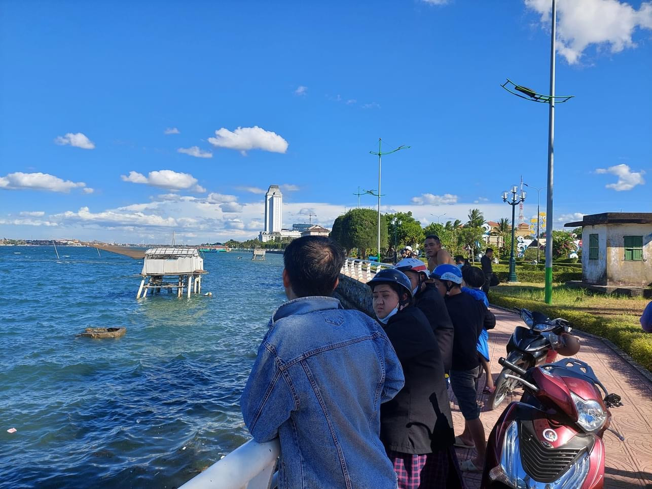 Người dân hiếu kỳ theo dõi việc tìm kiếm nạn nhân