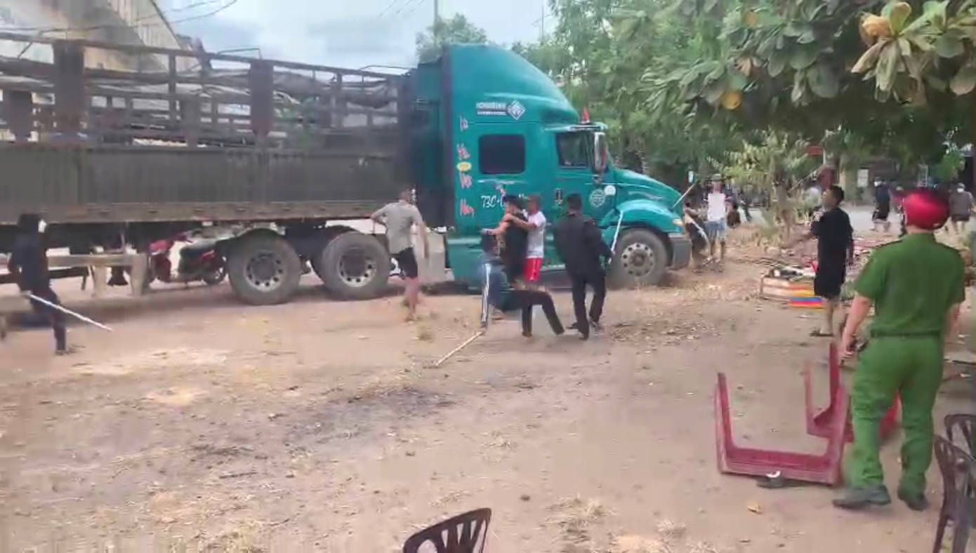 Hai nhóm đối tượng lao vào nhau hỗn chiến ngay trước mặt lực lượng chức năng. Hai nhóm đối tượng lao vào nhau hỗn chiến ngay trước mặt lực lượng chức năng.