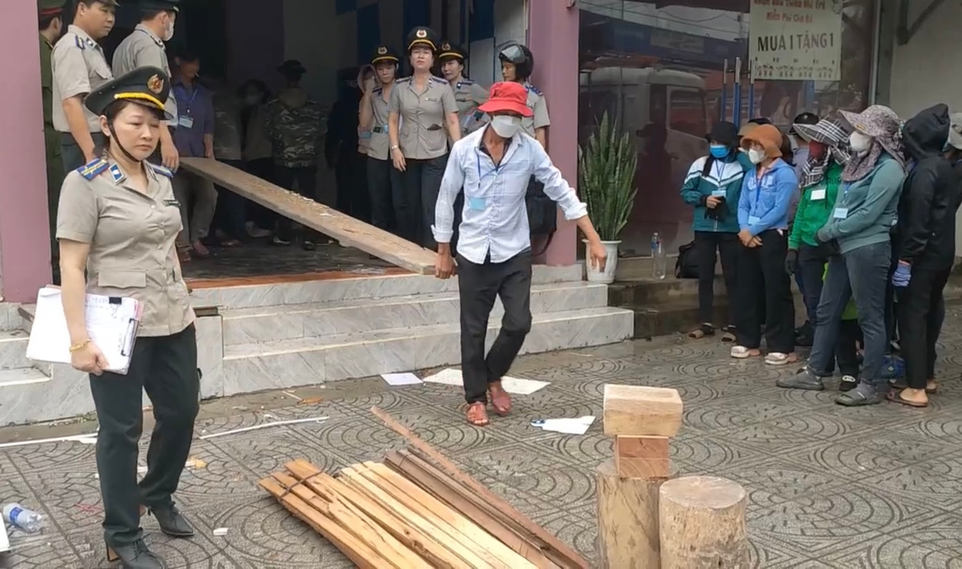 Lực lượng cưỡng chế di dời tài sản của ông Sơn bà Hạnh để bàn giao nhà cho ông Hoa bà Lựu. Lực lượng cưỡng chế di dời tài sản của ông Sơn bà Hạnh để bàn giao nhà cho ông Hoa bà Lựu.