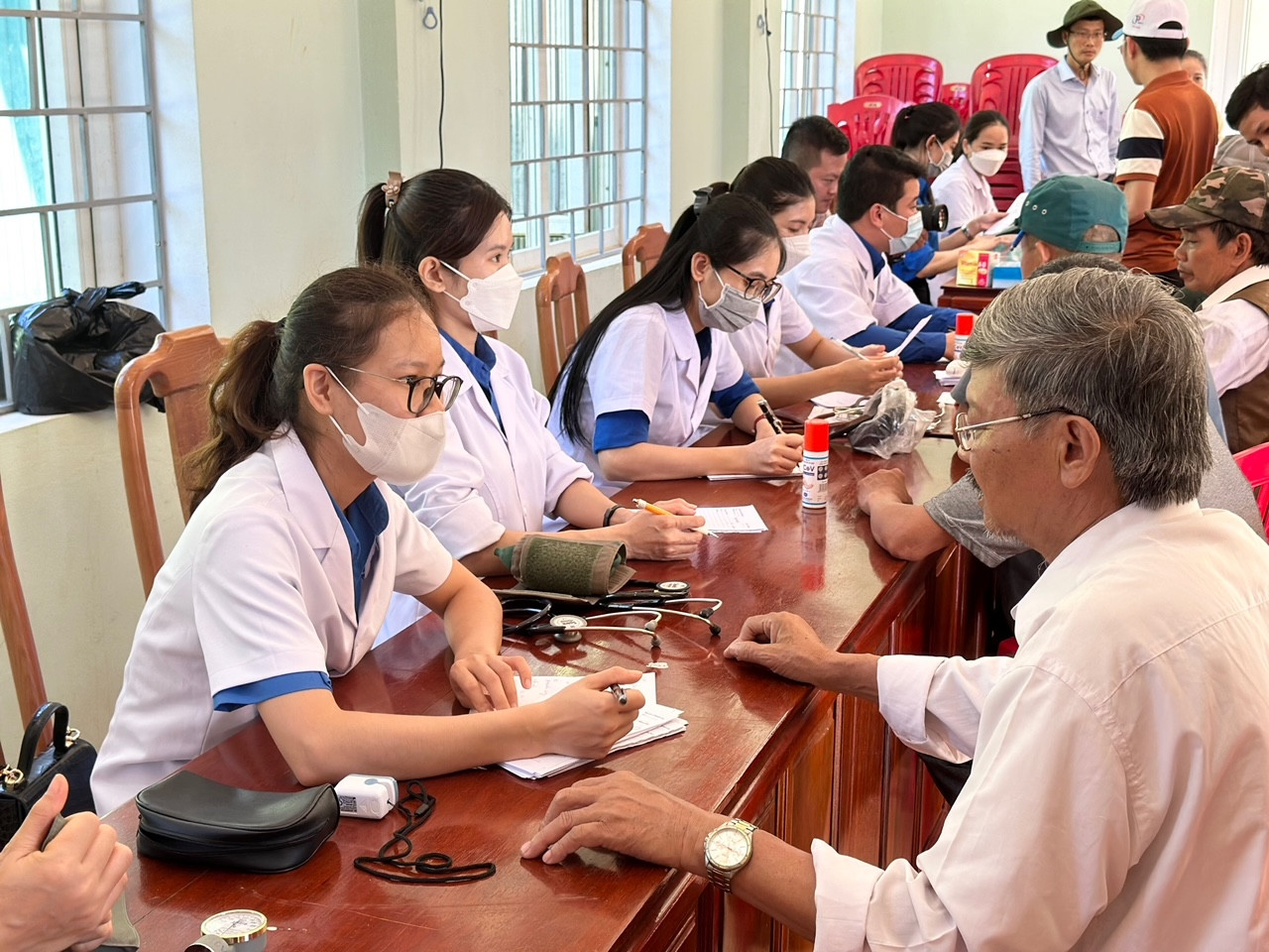 Khám chữa bệnh miễn phí cho bệnh nhân nghèo Khám chữa bệnh miễn phí cho bệnh nhân nghèo